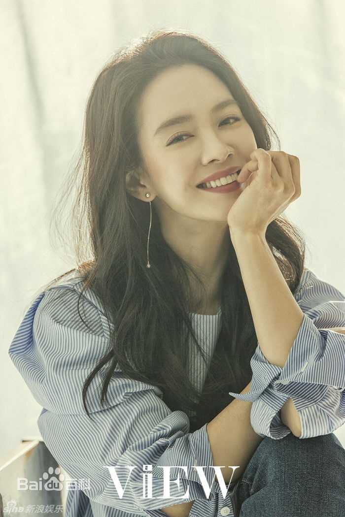 高清宋智孝(Song Ji Hyo<i>（艺名）</i>、 、Cheon Seong Im<i>（出生名）</i>、 、Cheon su-yeon<i>（现用名）</i>)在《VIEW》中的图集