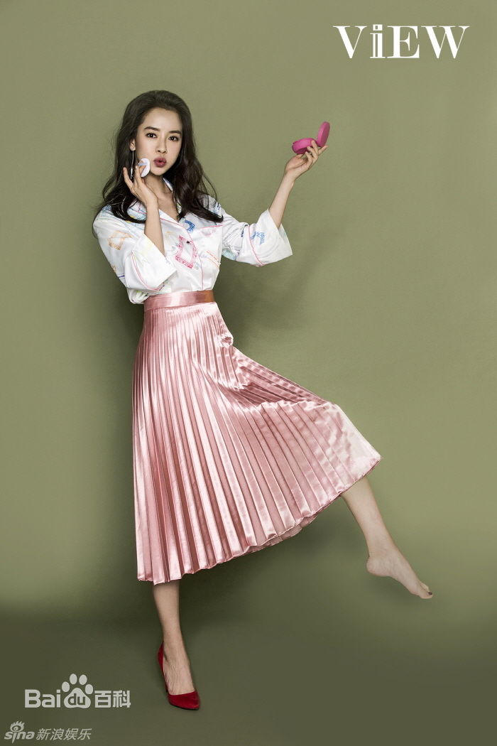 高清宋智孝(Song Ji Hyo<i>（艺名）</i>、 、Cheon Seong Im<i>（出生名）</i>、 、Cheon su-yeon<i>（现用名）</i>)在《VIEW》中的图集