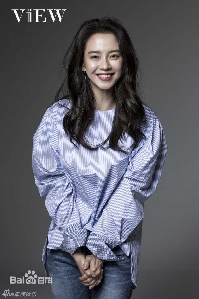 高清宋智孝(Song Ji Hyo<i>（艺名）</i>、 、Cheon Seong Im<i>（出生名）</i>、 、Cheon su-yeon<i>（现用名）</i>)在《VIEW》中的图集