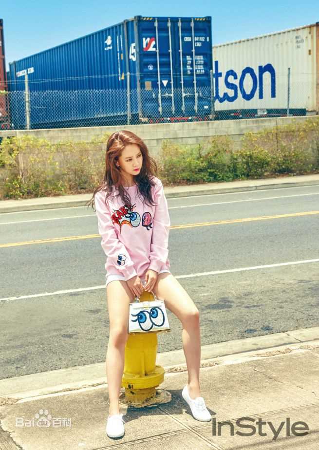 最全宋智孝(Song Ji Hyo<i>（艺名）</i>、 、Cheon Seong Im<i>（出生名）</i>、 、Cheon su-yeon<i>（现用名）</i>)在《InStyle Korea》中的壁纸