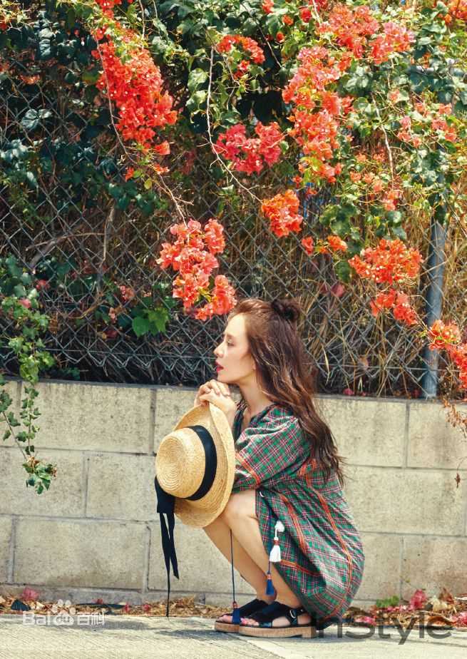 最全宋智孝(Song Ji Hyo<i>（艺名）</i>、 、Cheon Seong Im<i>（出生名）</i>、 、Cheon su-yeon<i>（现用名）</i>)在《InStyle Korea》中的壁纸