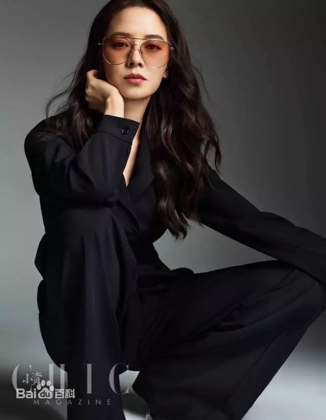 宋智孝(Song Ji Hyo<i>（艺名）</i>、 、Cheon Seong Im<i>（出生名）</i>、 、Cheon su-yeon<i>（现用名）</i>)最新小资CHIC杂志壁纸