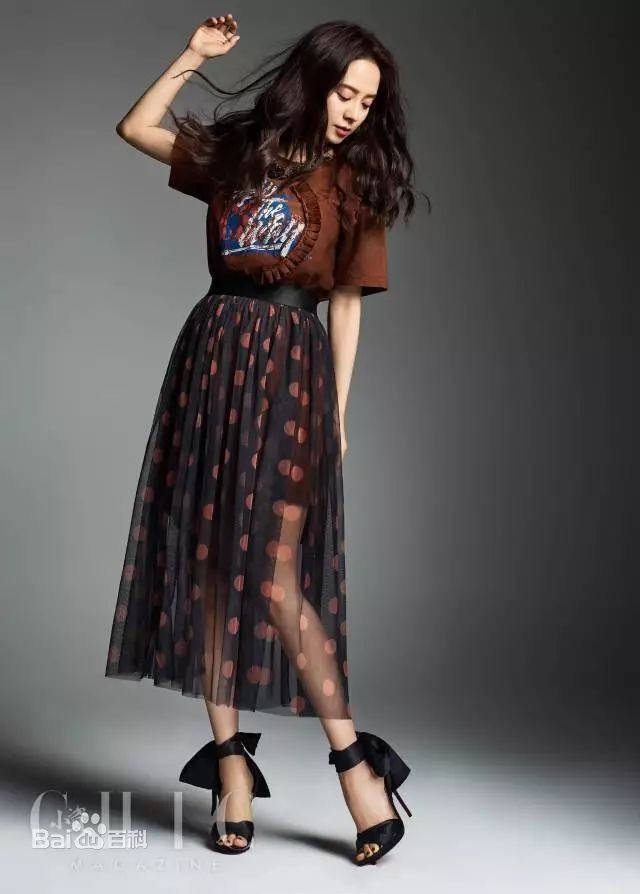 宋智孝(Song Ji Hyo<i>（艺名）</i>、 、Cheon Seong Im<i>（出生名）</i>、 、Cheon su-yeon<i>（现用名）</i>)最新小资CHIC杂志壁纸