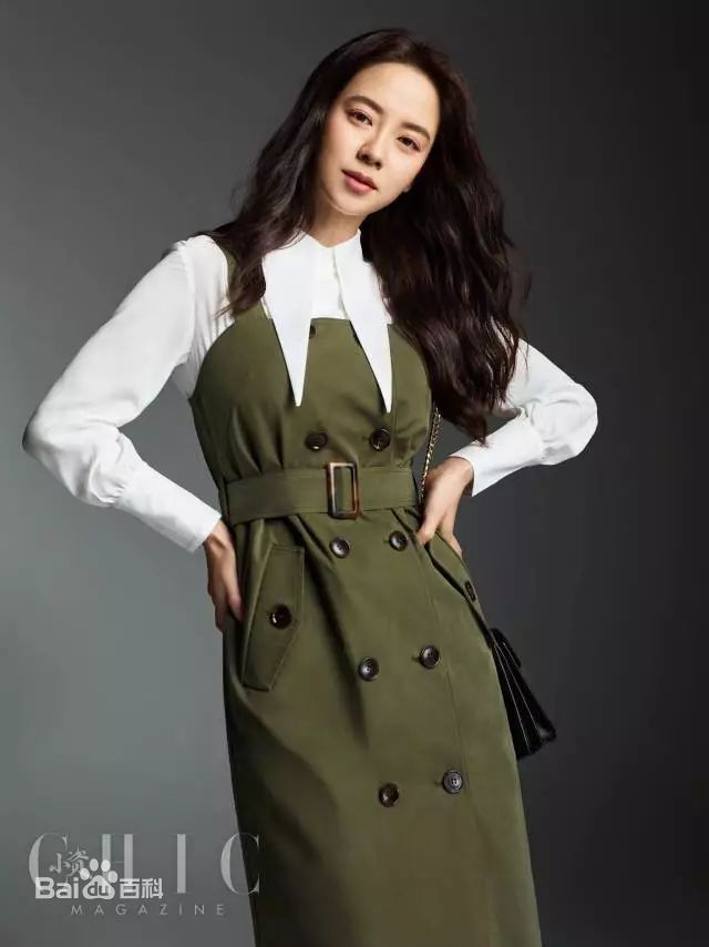 宋智孝(Song Ji Hyo<i>（艺名）</i>、 、Cheon Seong Im<i>（出生名）</i>、 、Cheon su-yeon<i>（现用名）</i>)最新小资CHIC杂志壁纸