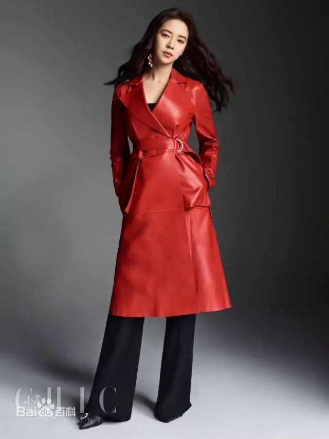 宋智孝(Song Ji Hyo<i>（艺名）</i>、 、Cheon Seong Im<i>（出生名）</i>、 、Cheon su-yeon<i>（现用名）</i>)最新小资CHIC杂志壁纸