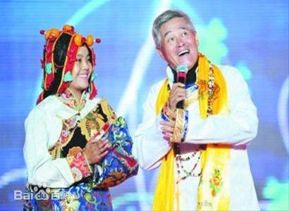 赵本山(Zhao Benshan)观看医疗设备壁纸壁纸