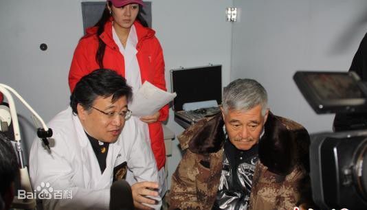 赵本山(Zhao Benshan)观看医疗设备壁纸壁纸