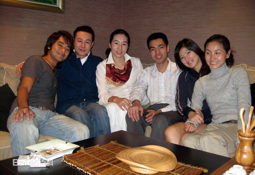 张颂文(Zhang Songwen)与圈中好友合照图片图集