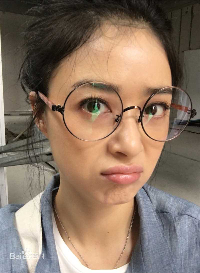 蒋欣(Rulu)生活照壁纸壁纸