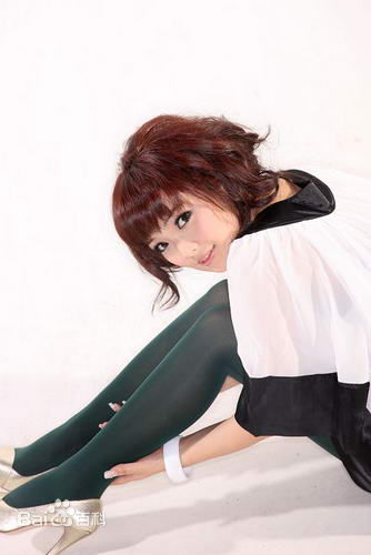 最新斯琴高丽(si qin gao li)在第二张专辑《爱上你》中的壁纸