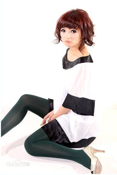 最新斯琴高丽(si qin gao li)在第二张专辑《爱上你》中的壁纸