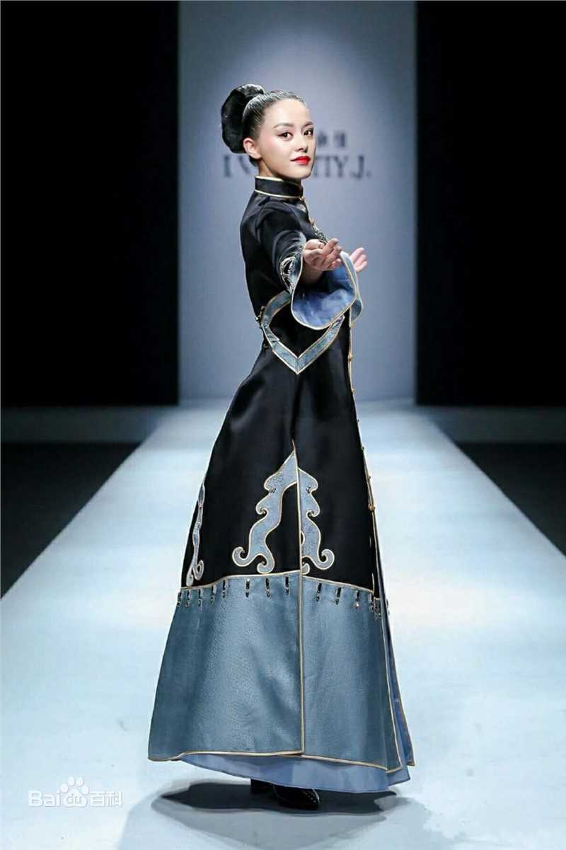 王力可(Rainbow)中国国际时装周 T台秀图片图集