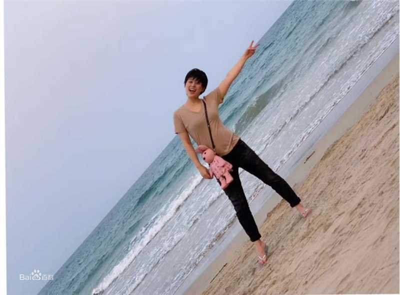 王力可(Rainbow)海边踏浪性感图片图集