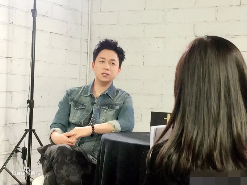 《潘粤明》生活