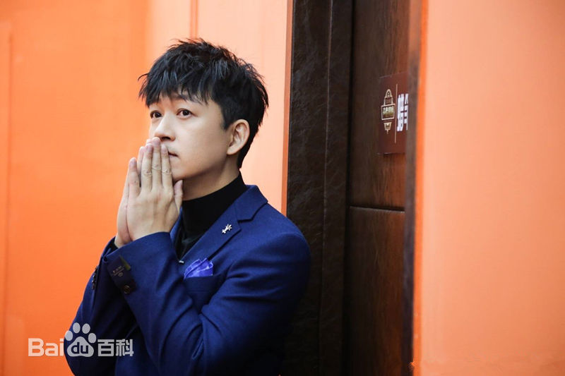 《潘粤明》生活