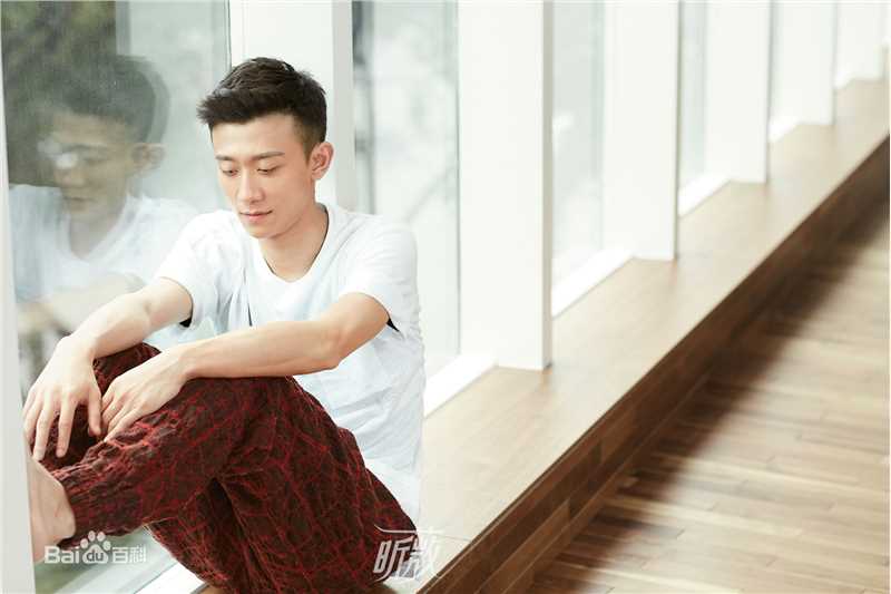 张一山(Zray)最新杂志壁纸