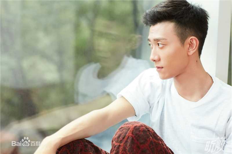 张一山(Zray)最新杂志壁纸