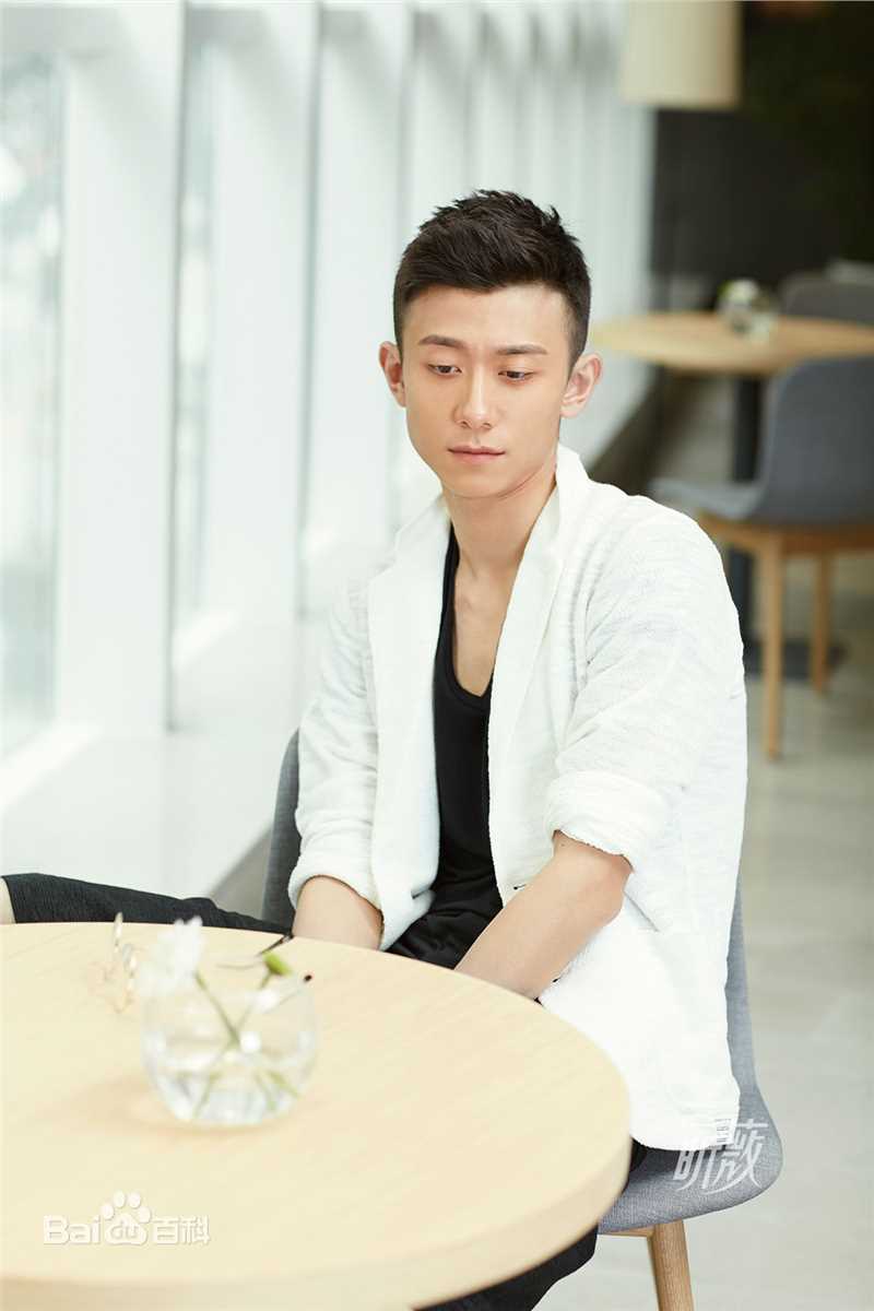 张一山(Zray)最新杂志壁纸