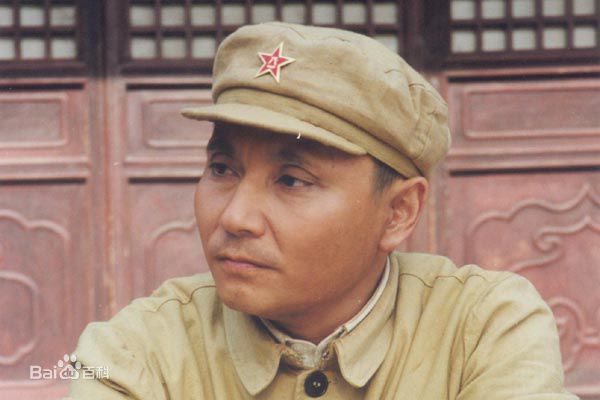 卢奇扮演的邓小平