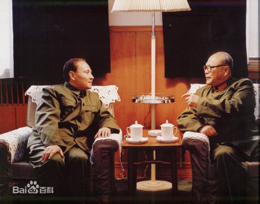 卢奇扮演的邓小平