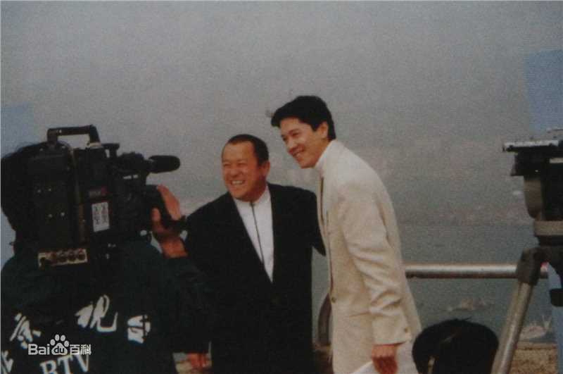 主持《星光伴我心》