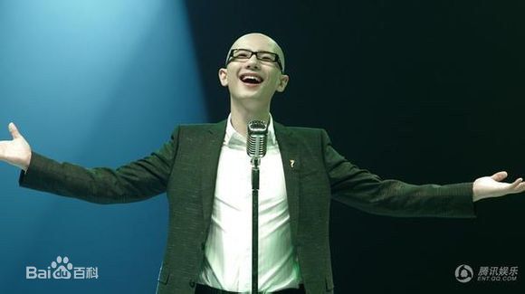 高清平安(Anson)在《在舞台中间》 专辑《》主打歌中的图集