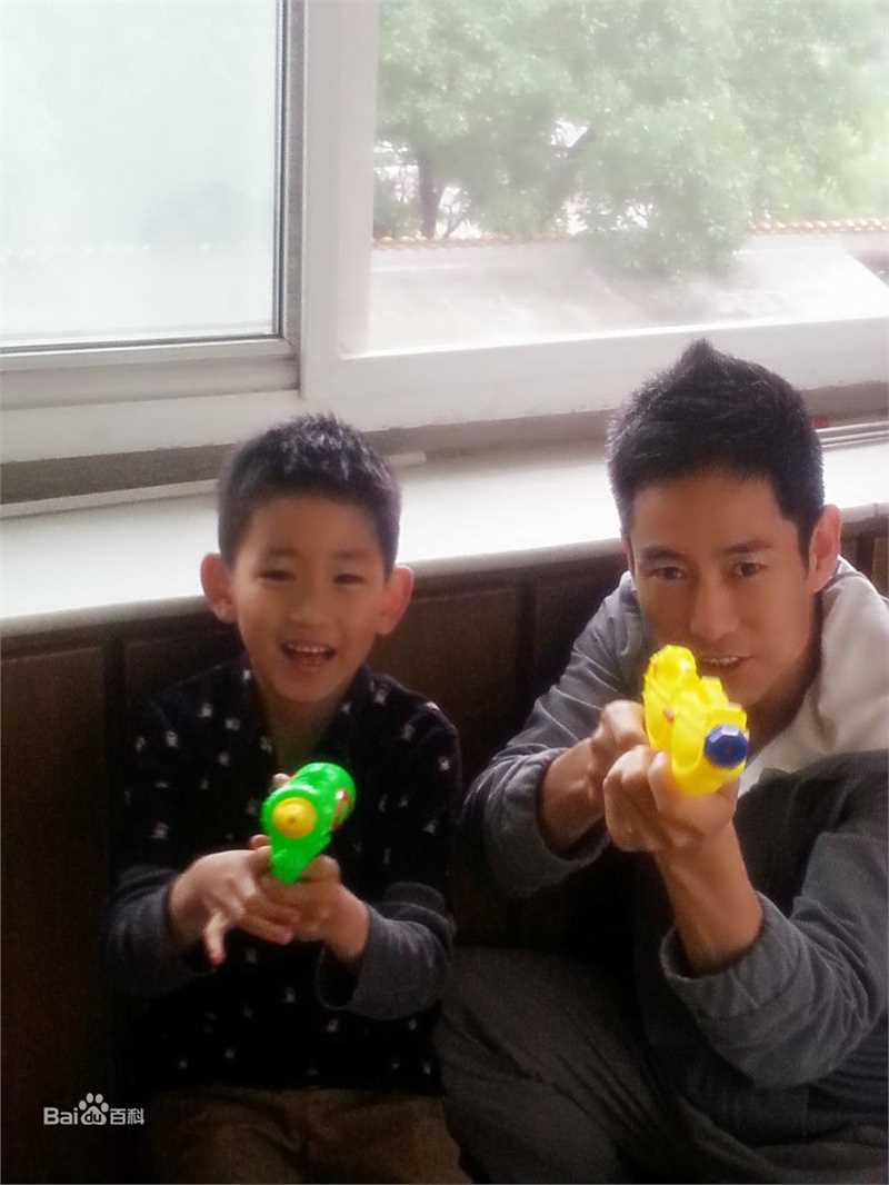 成泰燊(chéng tài shēn)和儿子的合影壁纸壁纸