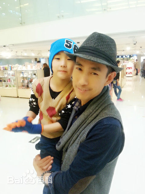 成泰燊(chéng tài shēn)和儿子的合影壁纸壁纸