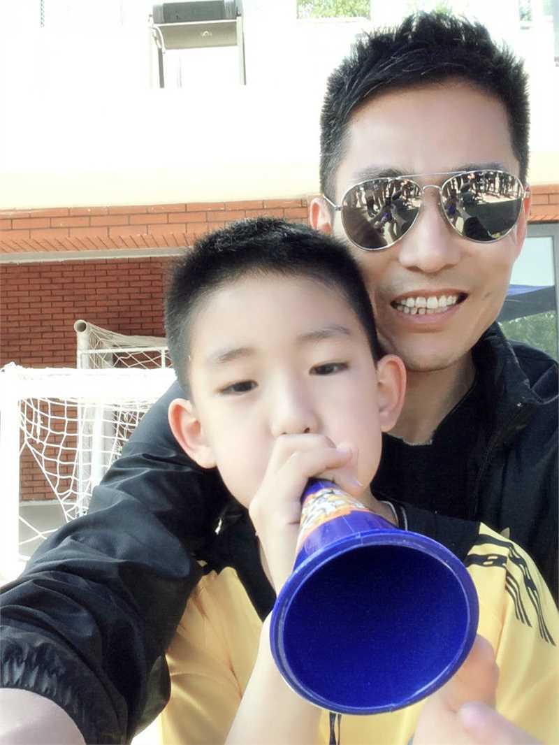 成泰燊(chéng tài shēn)和儿子的合影壁纸壁纸