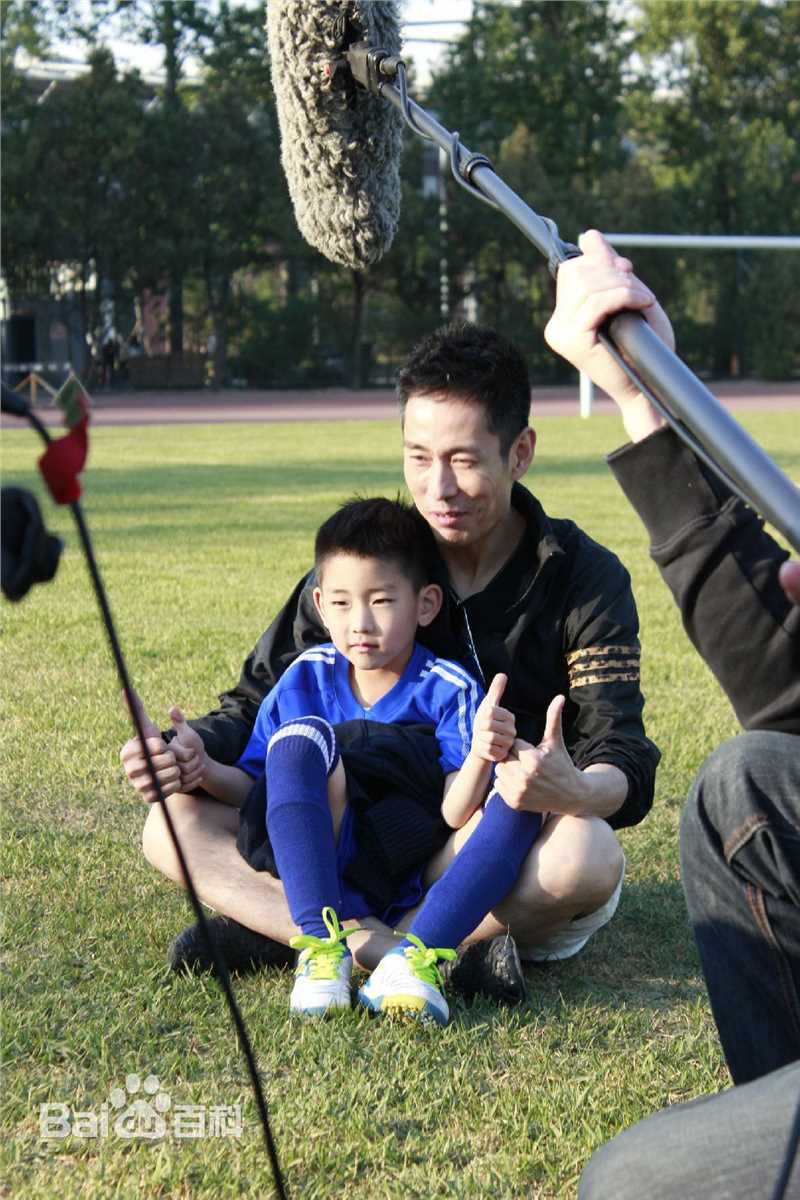 成泰燊(chéng tài shēn)和儿子的合影壁纸壁纸