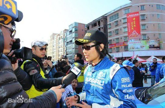 韩寒参加2011CTCC赛车