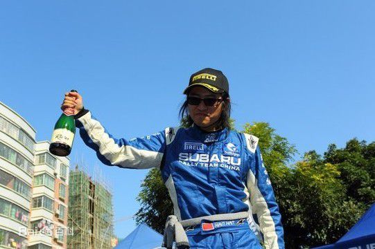 韩寒参加2011CTCC赛车