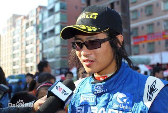 韩寒参加2011CTCC赛车