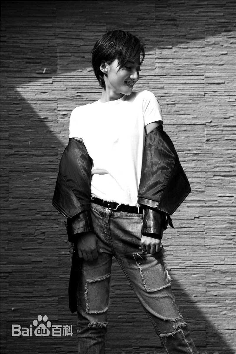 冯文娟(Joyce)最新《街拍》壁纸