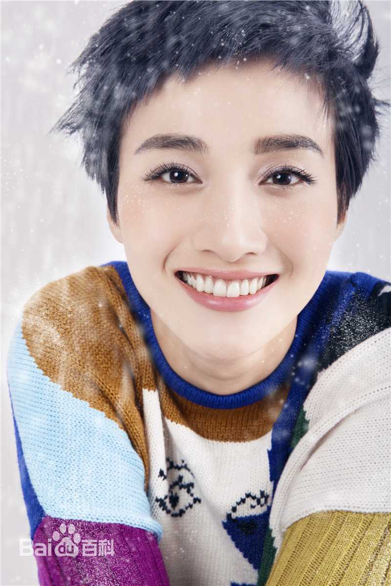 冯文娟(Joyce)最新《街拍》壁纸