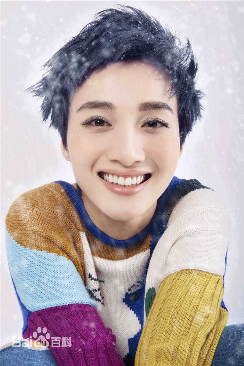 冯文娟(Joyce)最新《街拍》壁纸