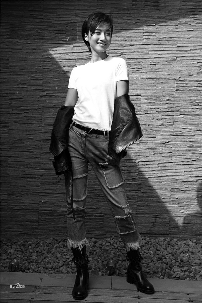 冯文娟(Joyce)最新《街拍》壁纸