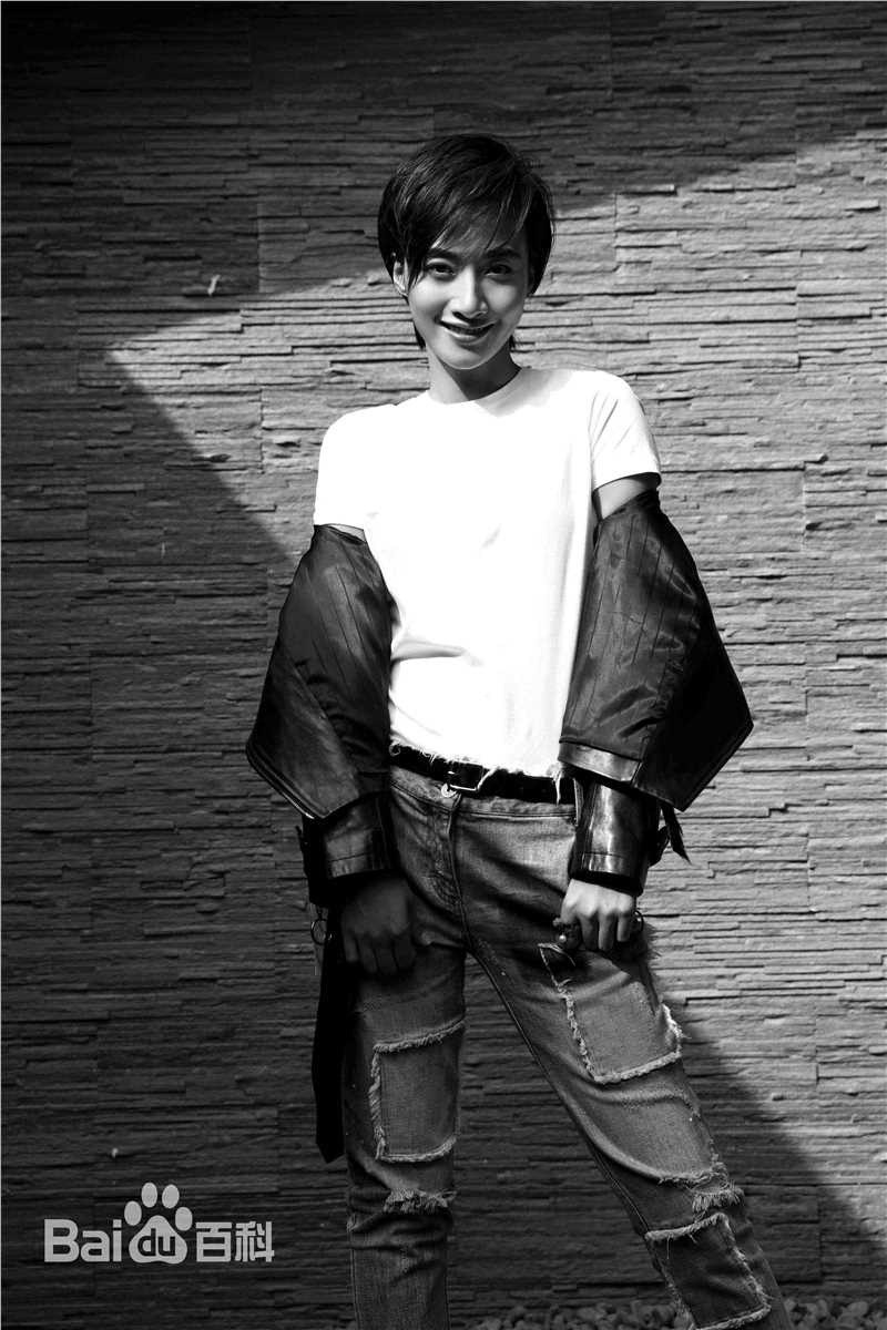 冯文娟(Joyce)最新《街拍》壁纸