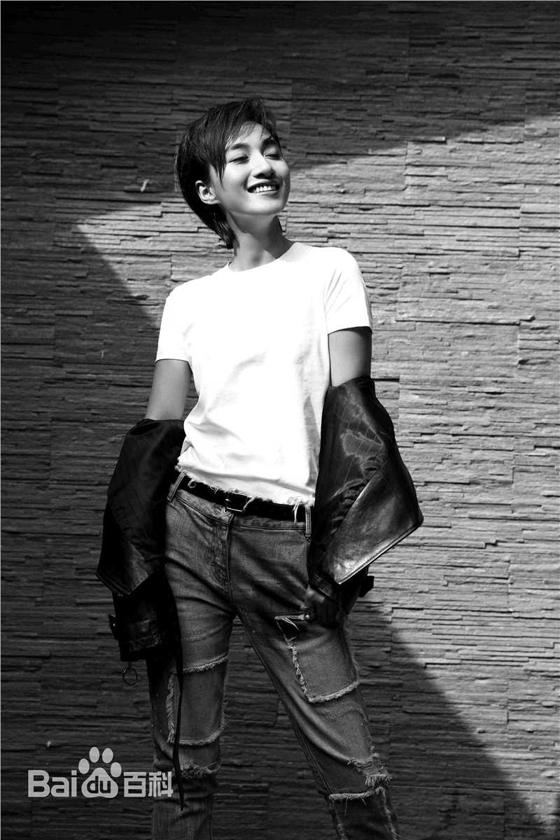 冯文娟(Joyce)最新《街拍》壁纸