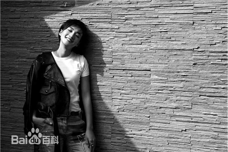 冯文娟(Joyce)最新《街拍》壁纸