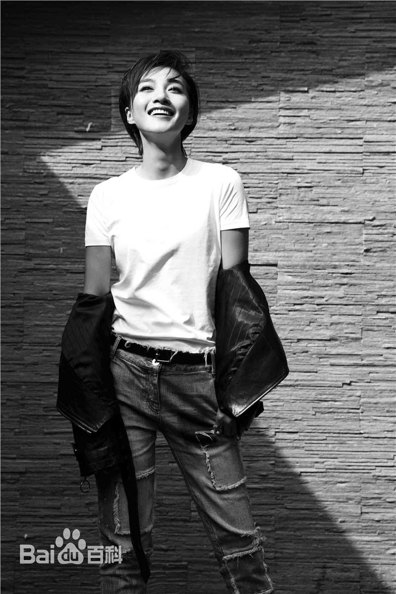 冯文娟(Joyce)最新《街拍》壁纸