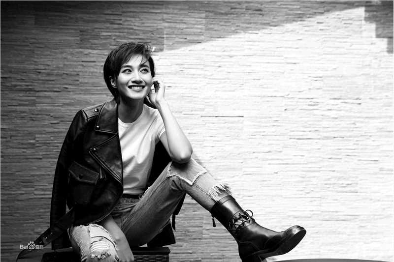 冯文娟(Joyce)最新《街拍》壁纸