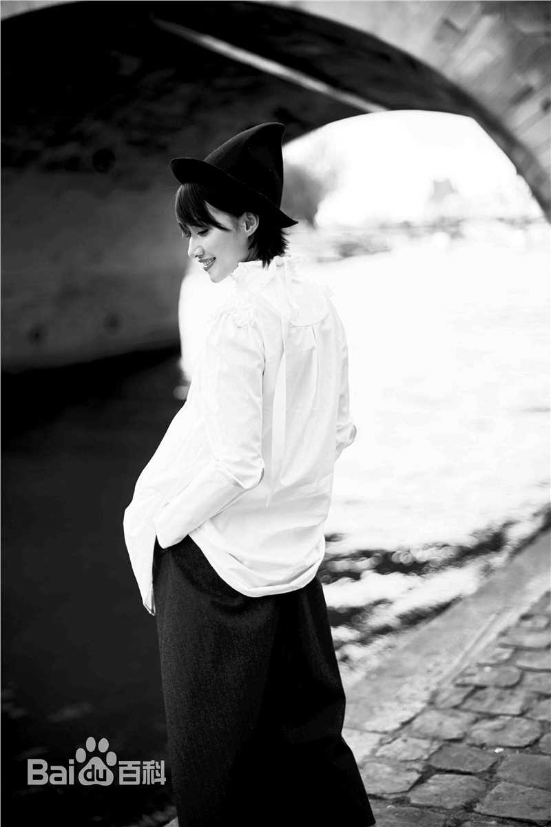 冯文娟(Joyce)最新《街拍》壁纸
