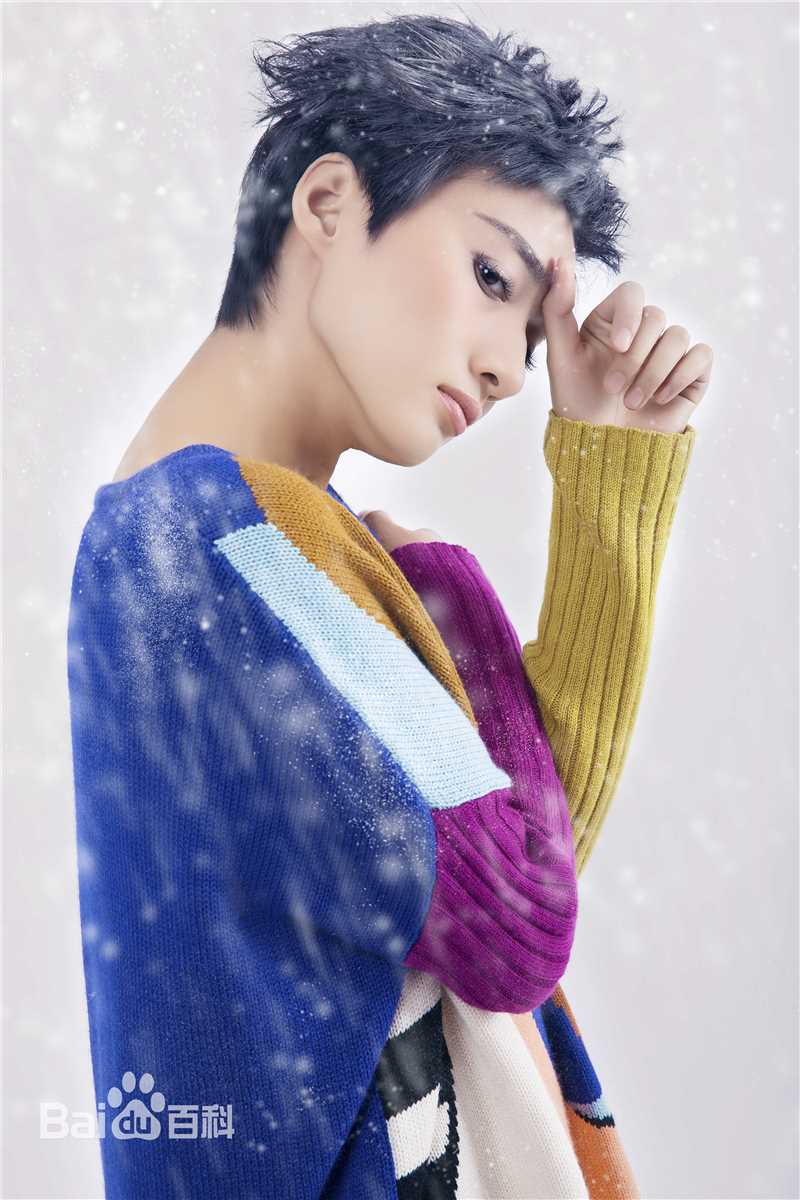 冯文娟(Joyce)最新《街拍》壁纸