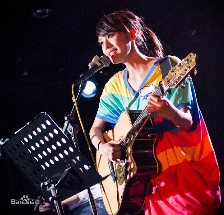 官恩娜(Ella Koon)舞台演出壁纸壁纸