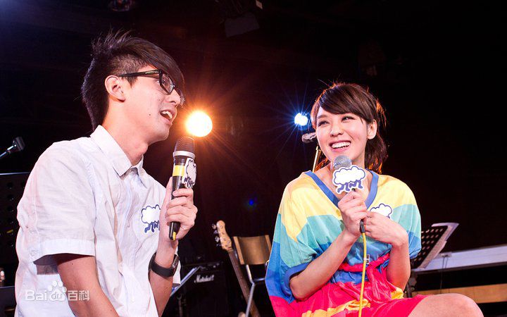 官恩娜(Ella Koon)舞台演出壁纸壁纸