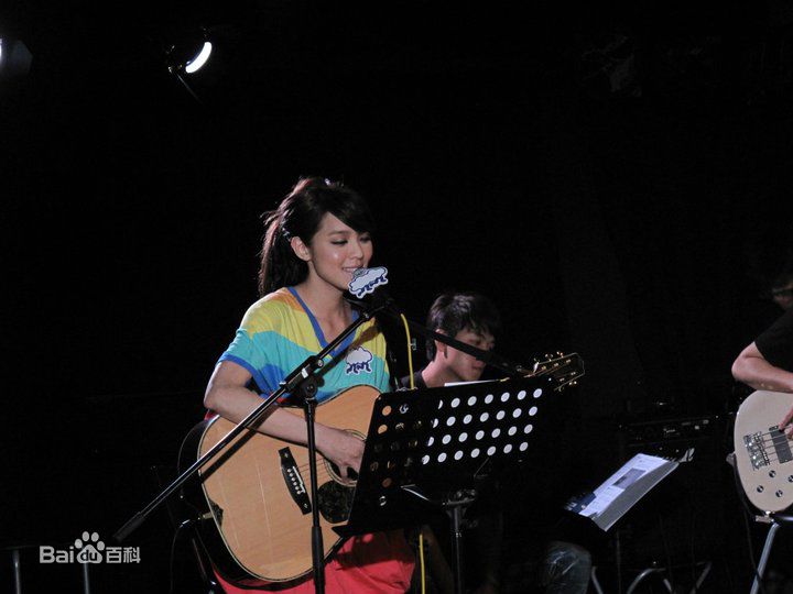 官恩娜(Ella Koon)舞台演出壁纸壁纸