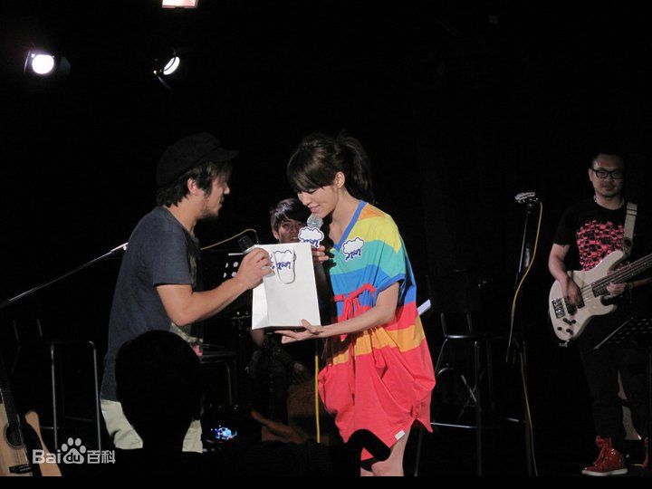 官恩娜(Ella Koon)舞台演出壁纸壁纸