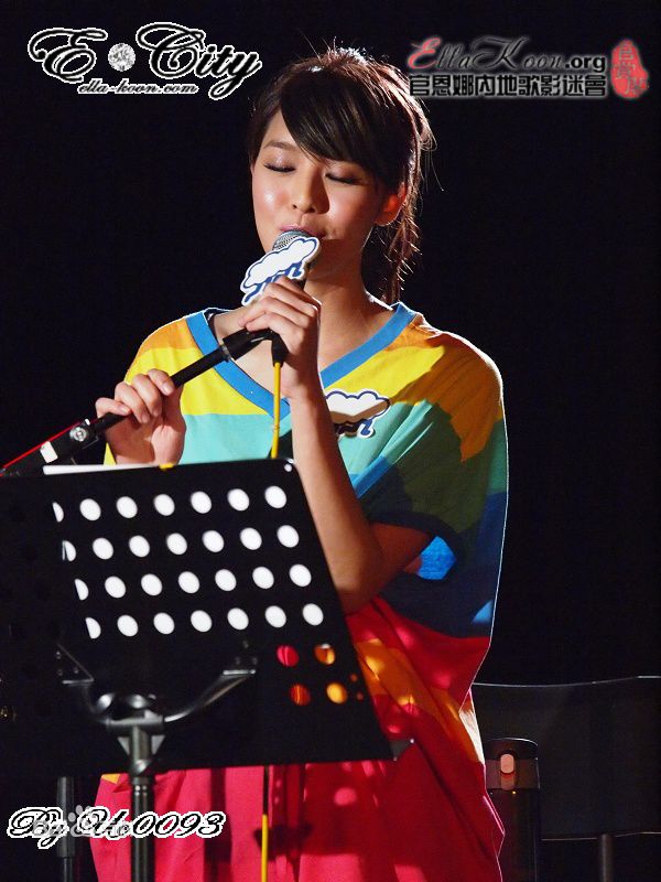 官恩娜(Ella Koon)舞台演出壁纸壁纸