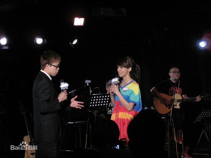 官恩娜(Ella Koon)舞台演出壁纸壁纸